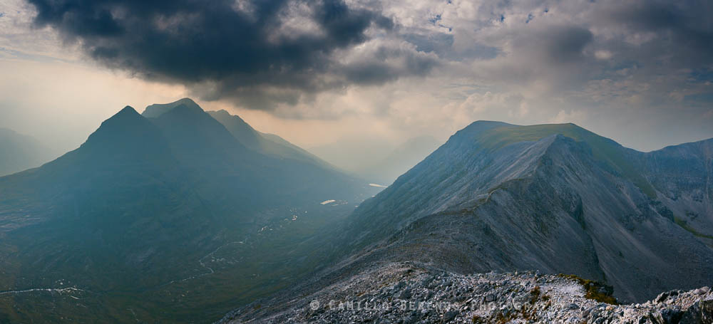 The massifs of the Torridon giants Liathach and Beinn Eighe are only separated by a narrow valley, where the Allt a Choire Dhuibh Mhoir flows. If you look carefully you can see the trail over the ridge of Beinn Eighe on the right.